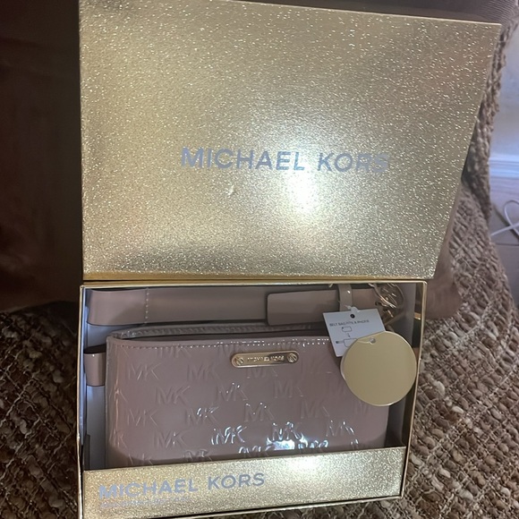 NWT NIB brand new with gift box belt adjustable table pink purse - Picture 1 of 8